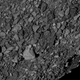 Imagen de la superficie de Bennu tomada a 5km de altura. La roca más clara en el centro tiene un tamaño de unos 7,4 metros.
